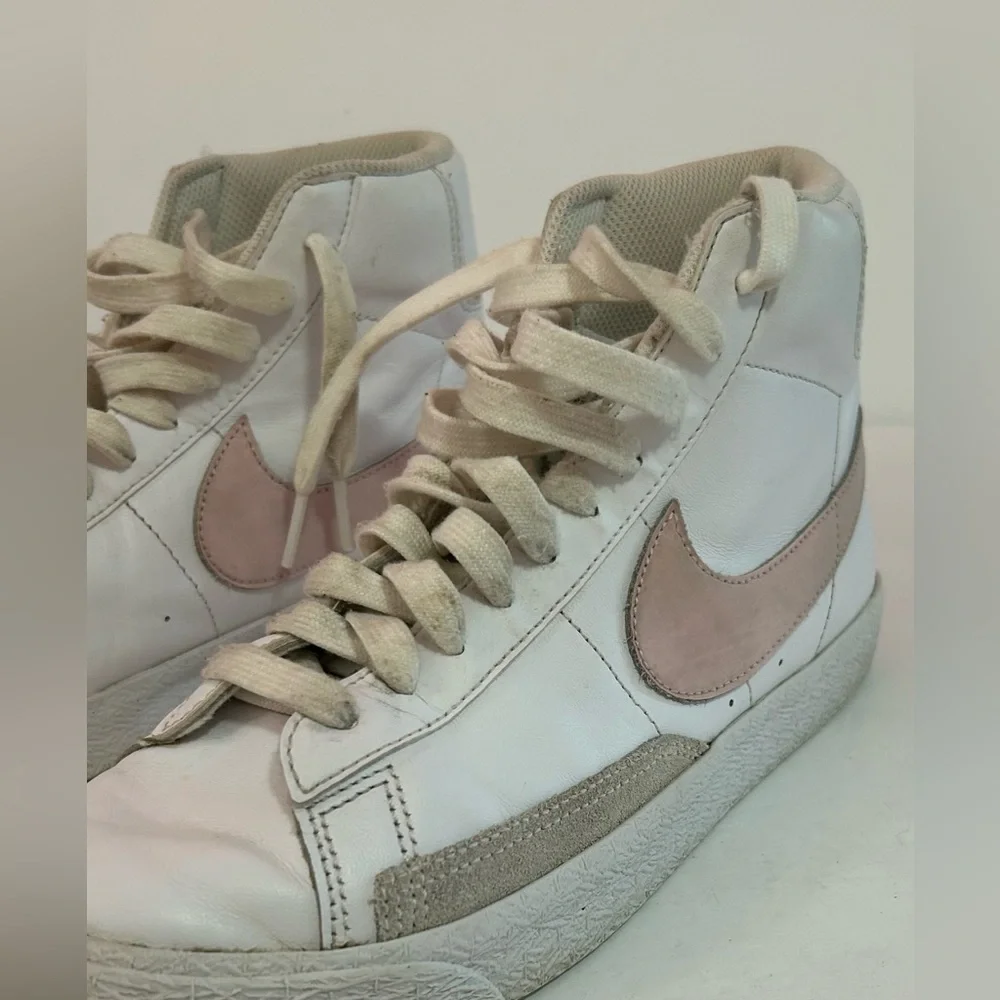 Nike Blazers White and Pink Youth 5.5 Women’s 7